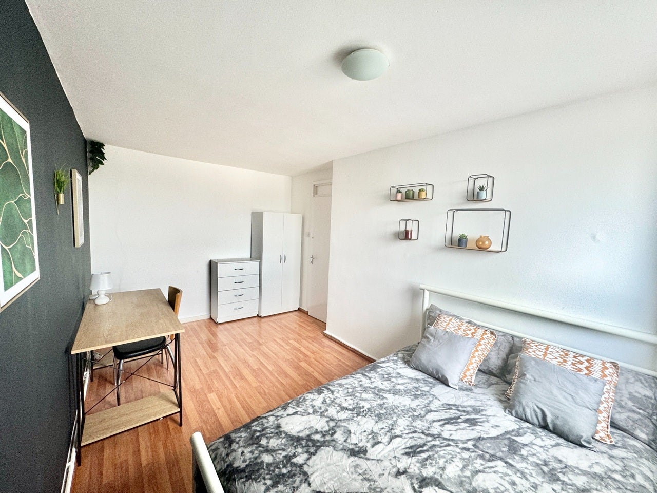 Flat Ronald Street in Greater London