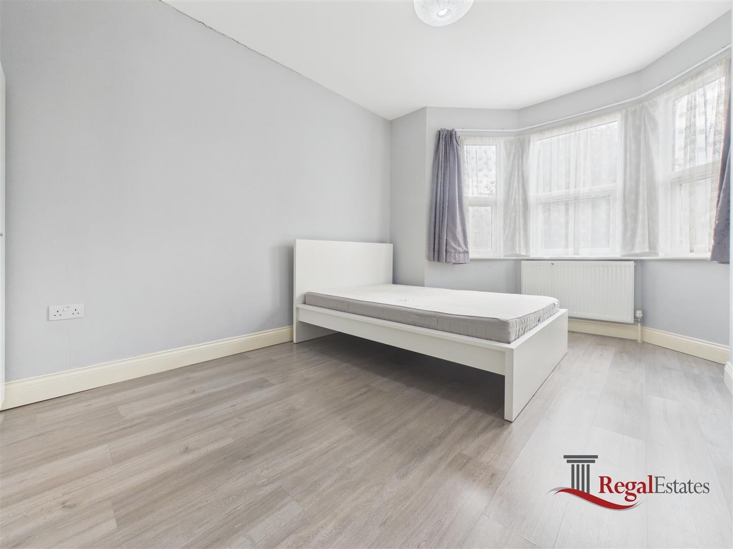 Room High Road in Greater London