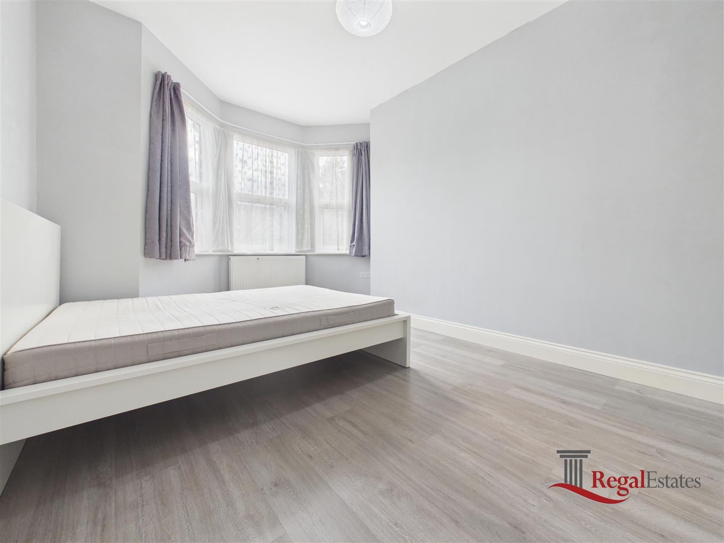 Room High Road in Greater London