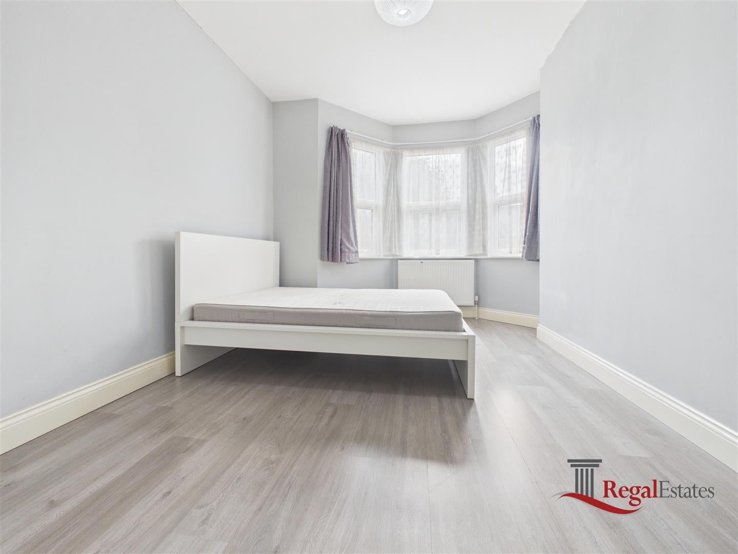 Room High Road in Greater London