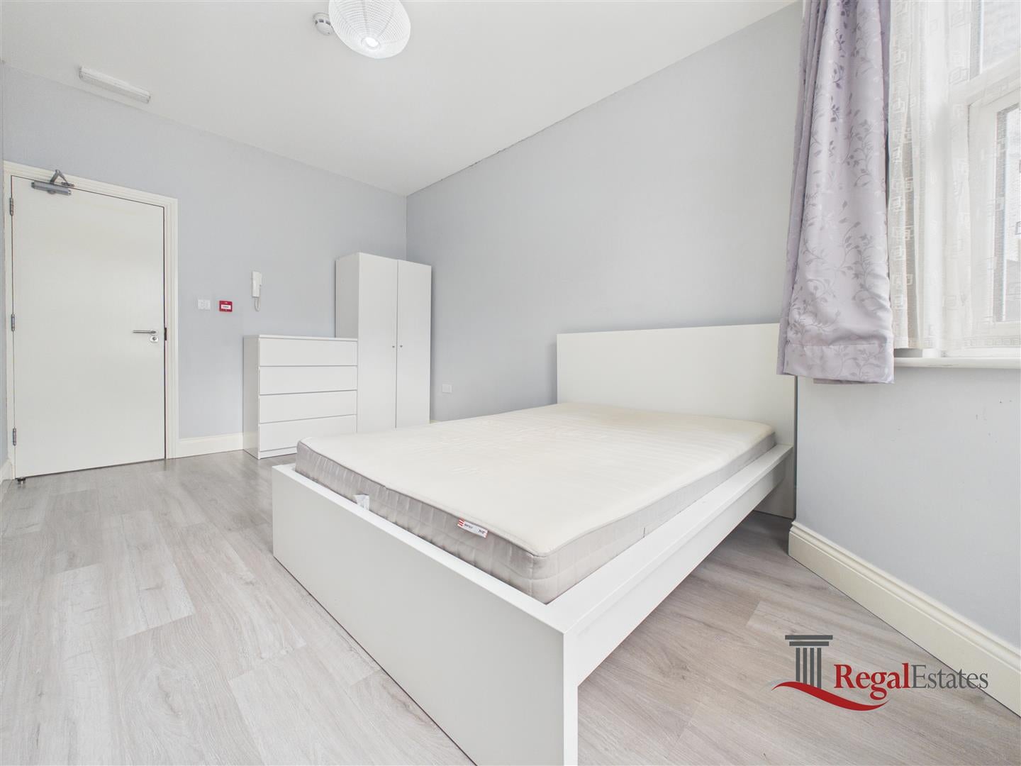 Room High Road in Greater London