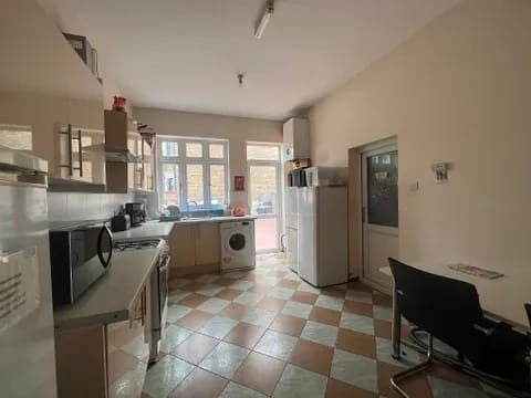 Room Shrewsbury Road in Greater London