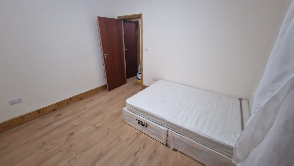 Room Shrewsbury Road in Greater London