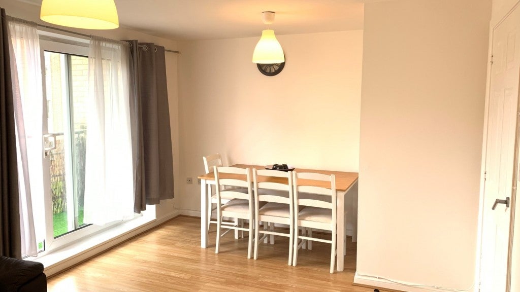 Flat Wellspring Crescent in Greater London