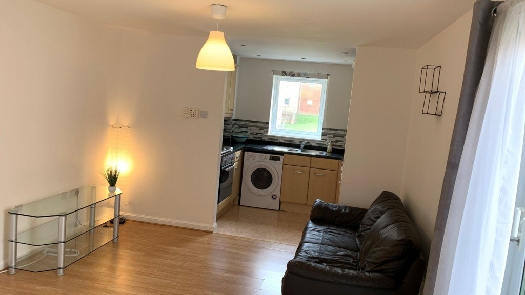 Flat Wellspring Crescent in Greater London