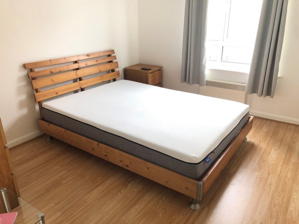 Flat Wellspring Crescent in Greater London