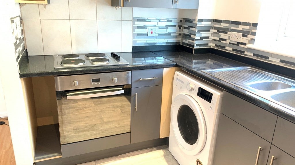 Flat Wellspring Crescent in Greater London
