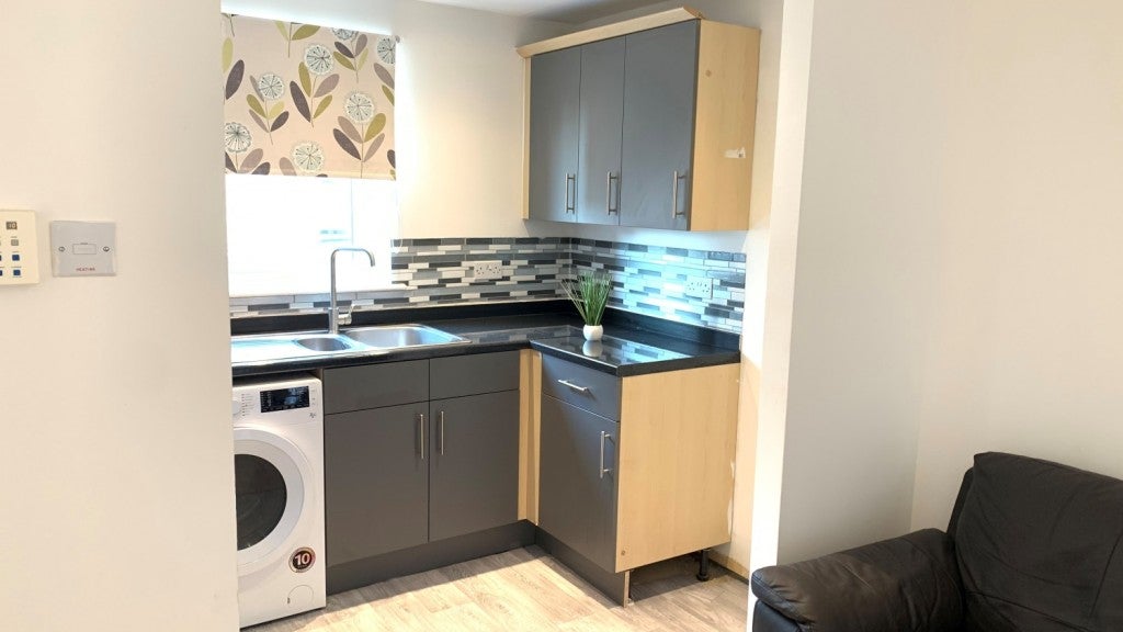 Flat Wellspring Crescent in Greater London