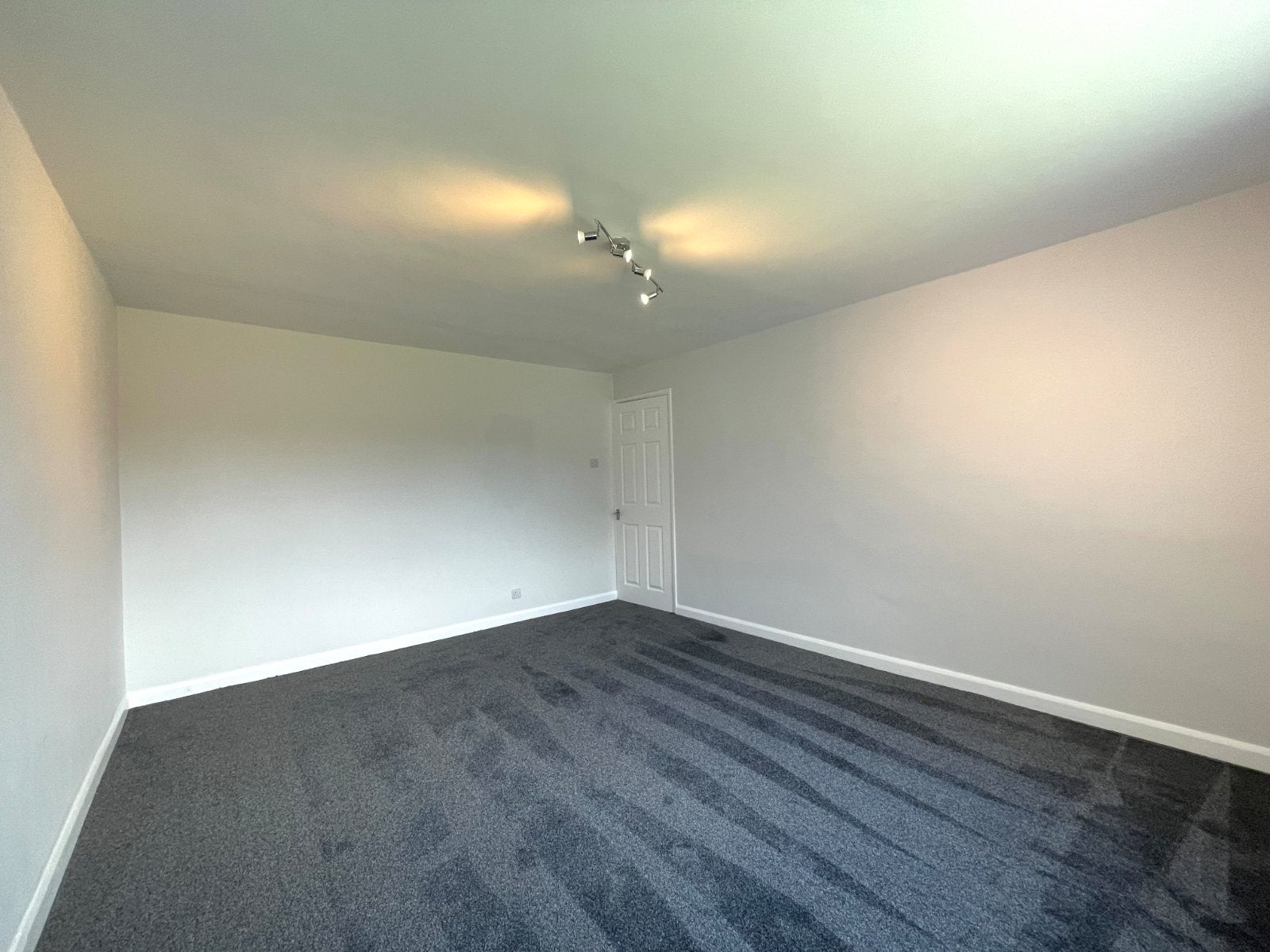 Flat Holt Crescent in Leeds