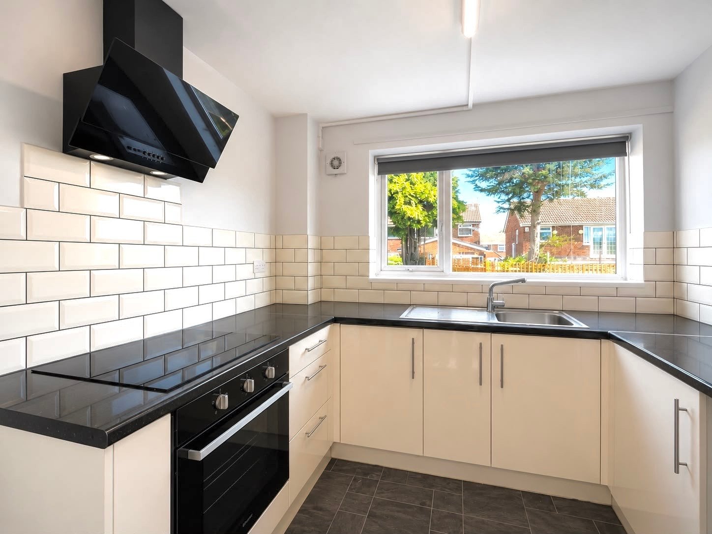 Flat Holt Crescent in Leeds
