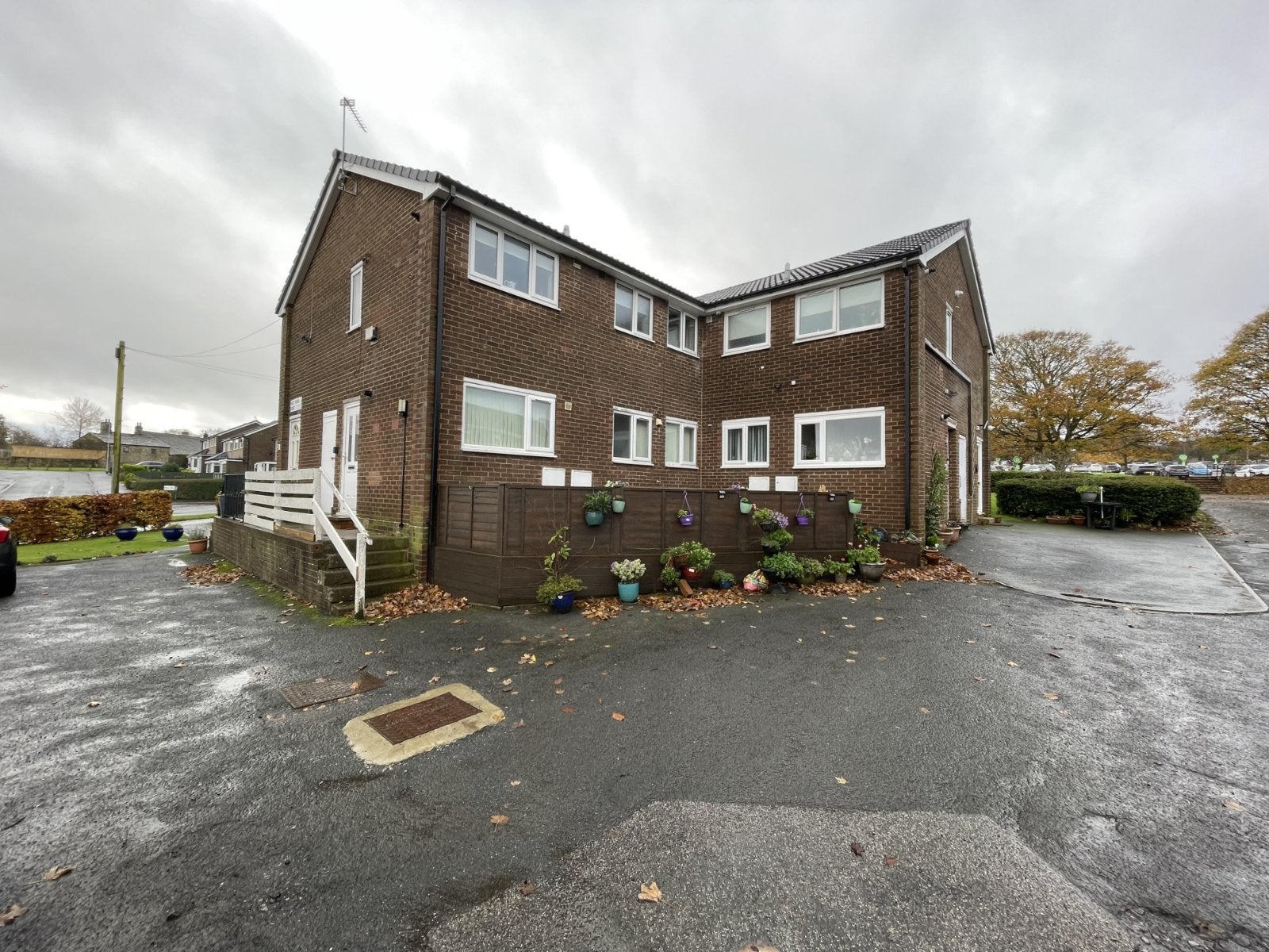Flat Holt Crescent in Leeds
