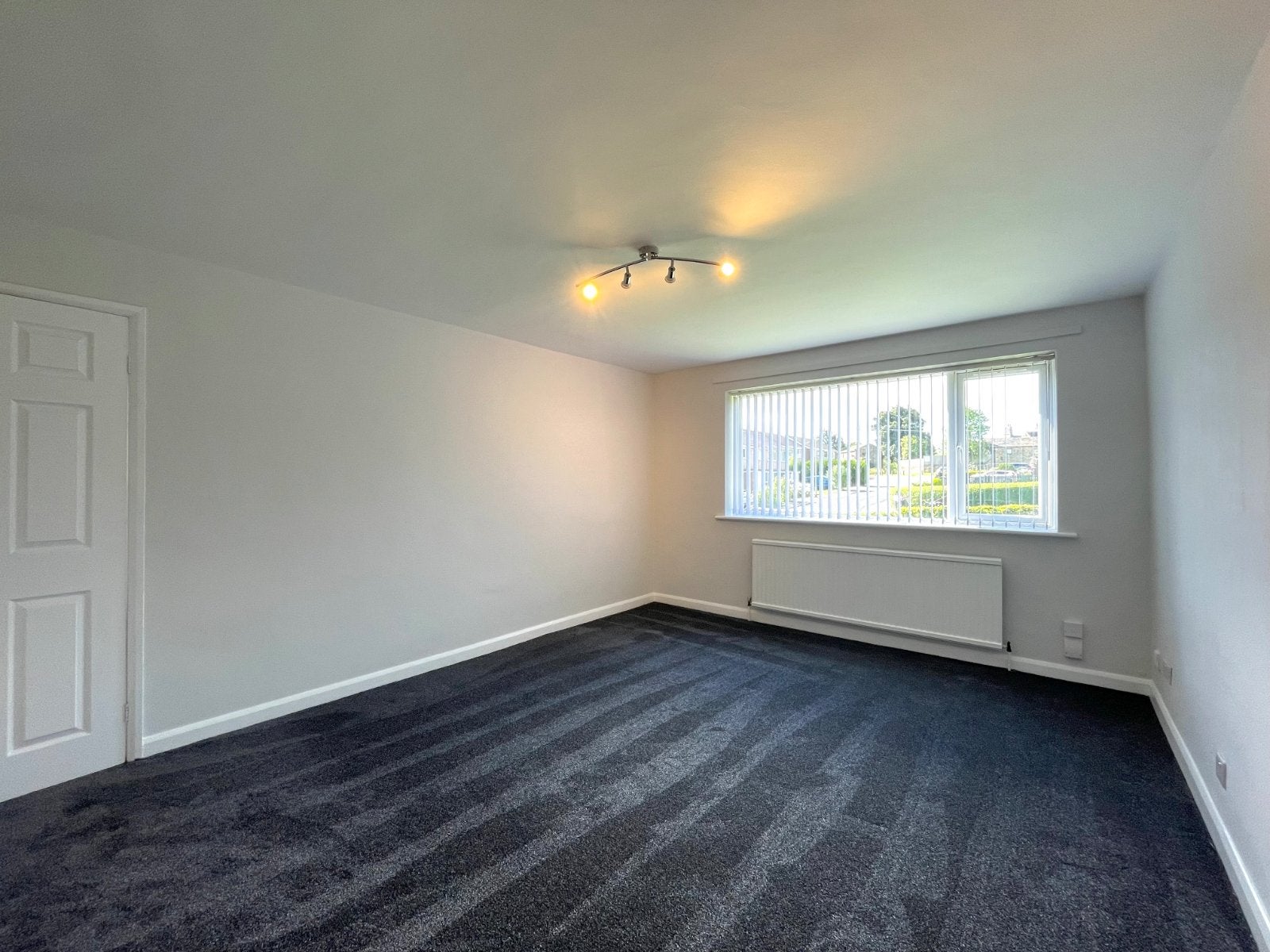 Flat Holt Crescent in Leeds