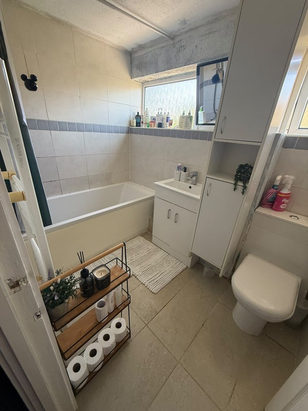 Room Barley Close in Crawley