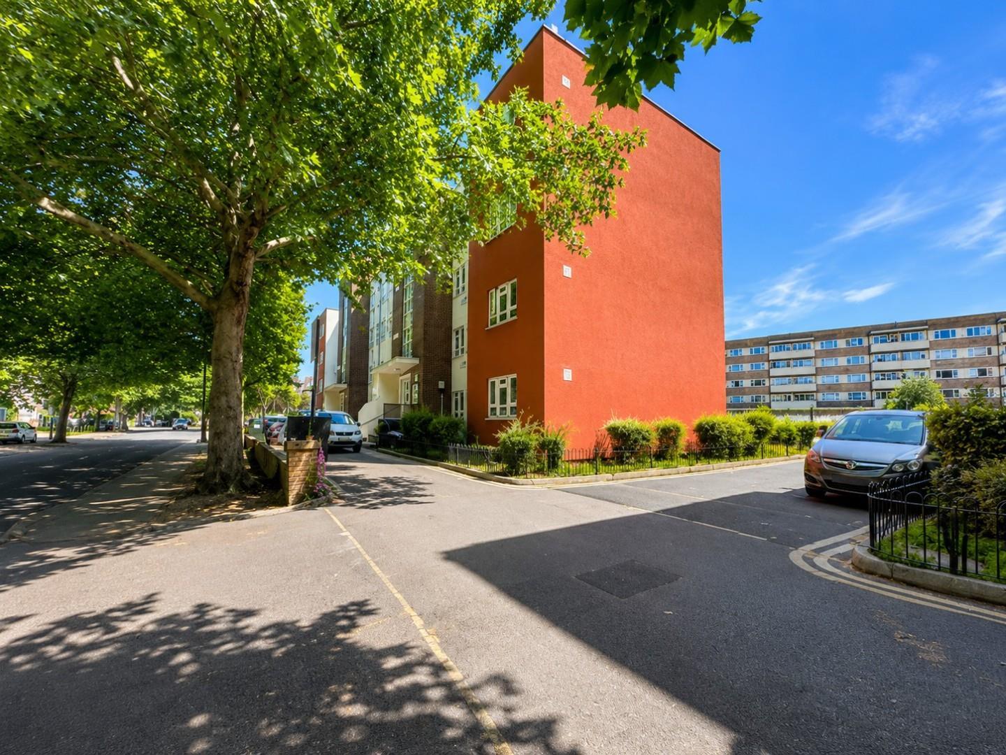 Flat Nunhead Lane in Greater London