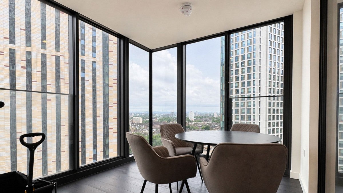Flat Bondway in Greater London