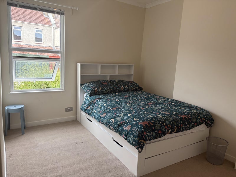 Room Bourneville Road in Bristol