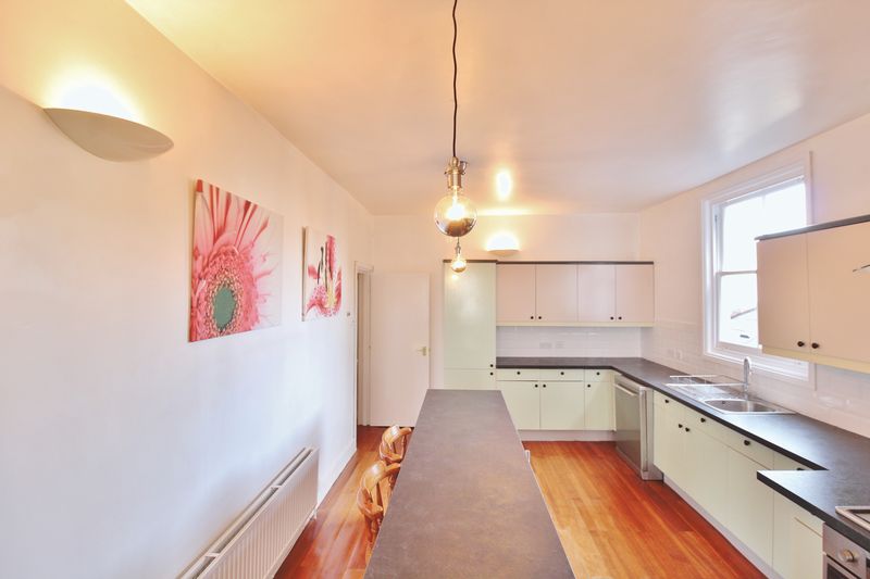 Flat Marmion Road in Portsmouth