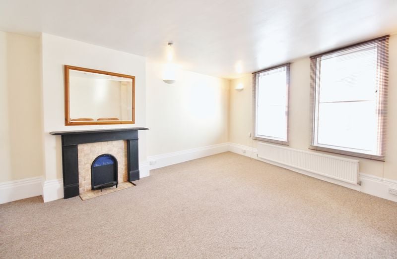 Flat Marmion Road in Portsmouth