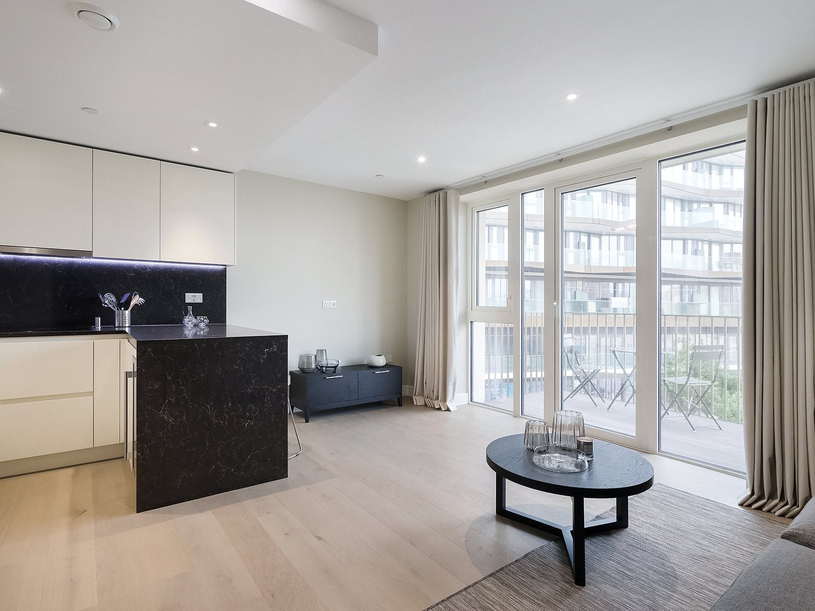 Flat Thomas More Square in Greater London