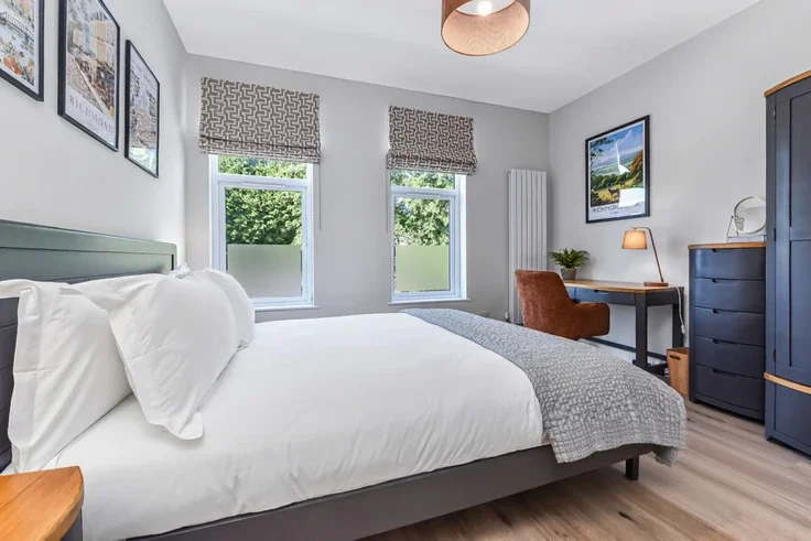 Flat Thornbury Road in Greater London