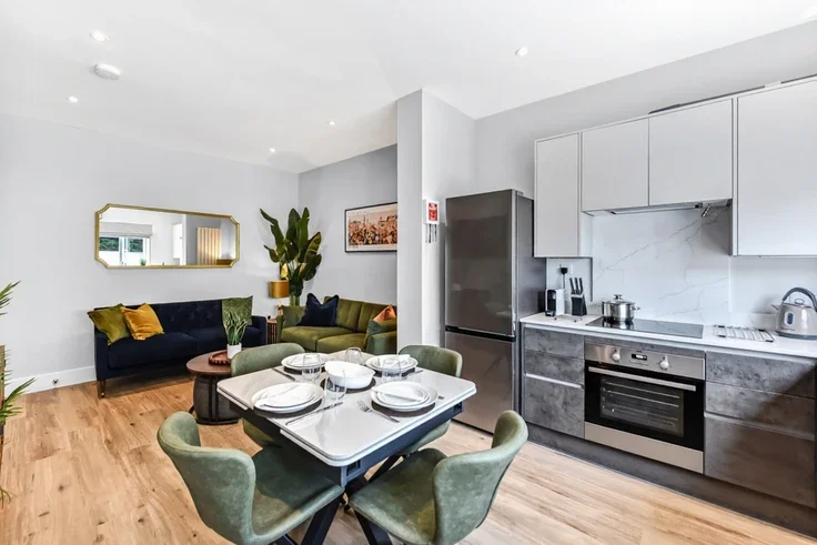 Flat Thornbury Road in Greater London