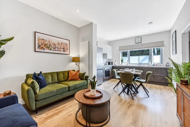 Flat Thornbury Road in Greater London