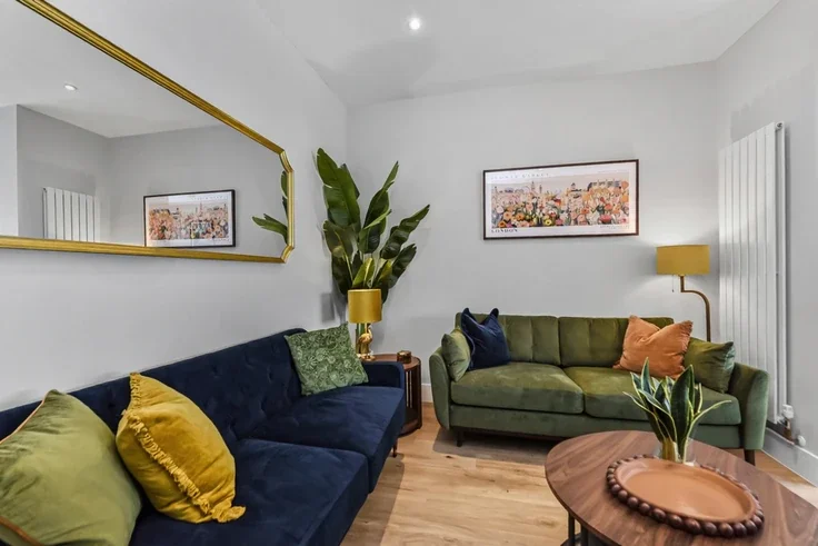 Flat Thornbury Road in Greater London