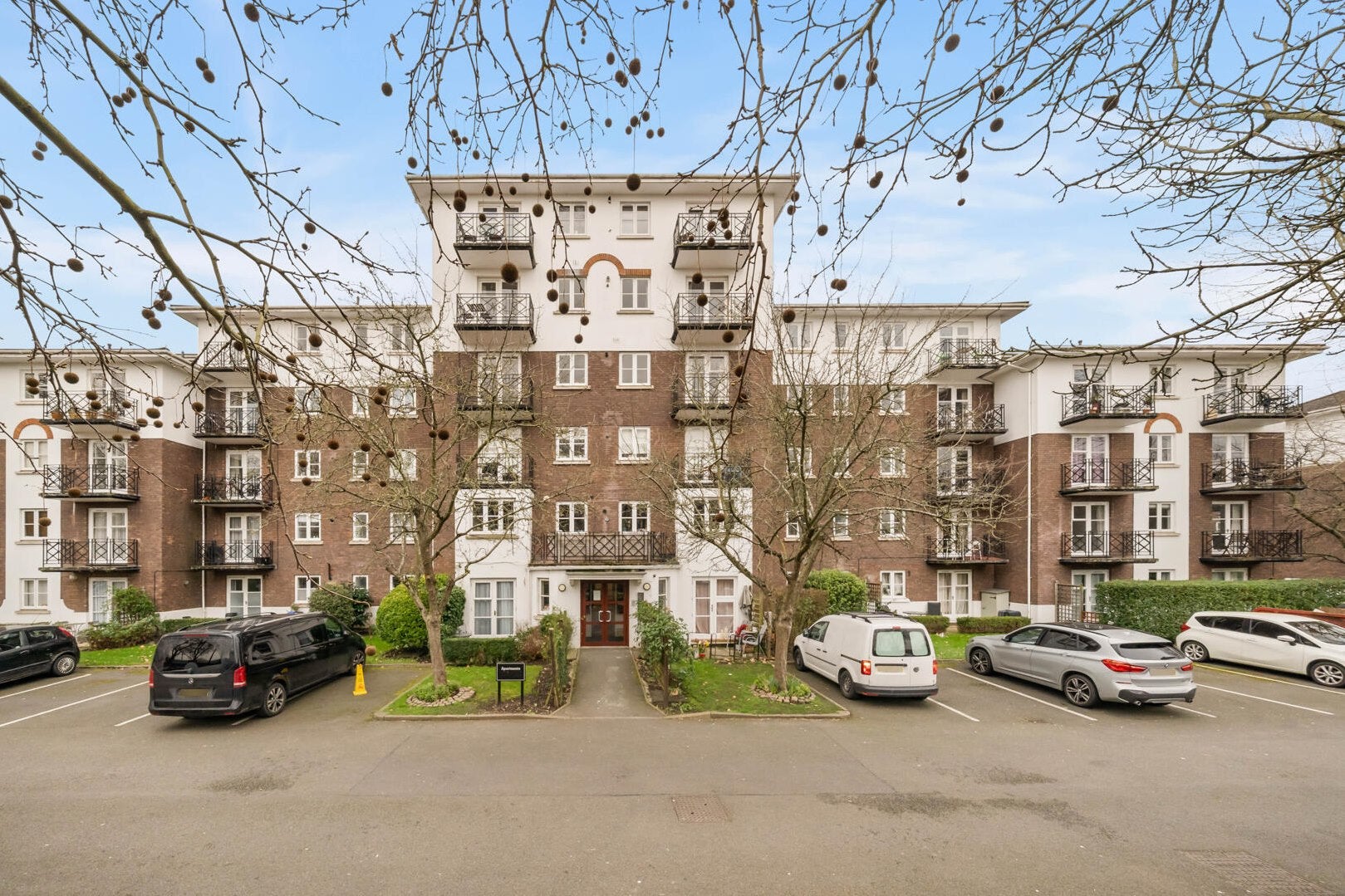 Flat Seagrave Road in Greater London