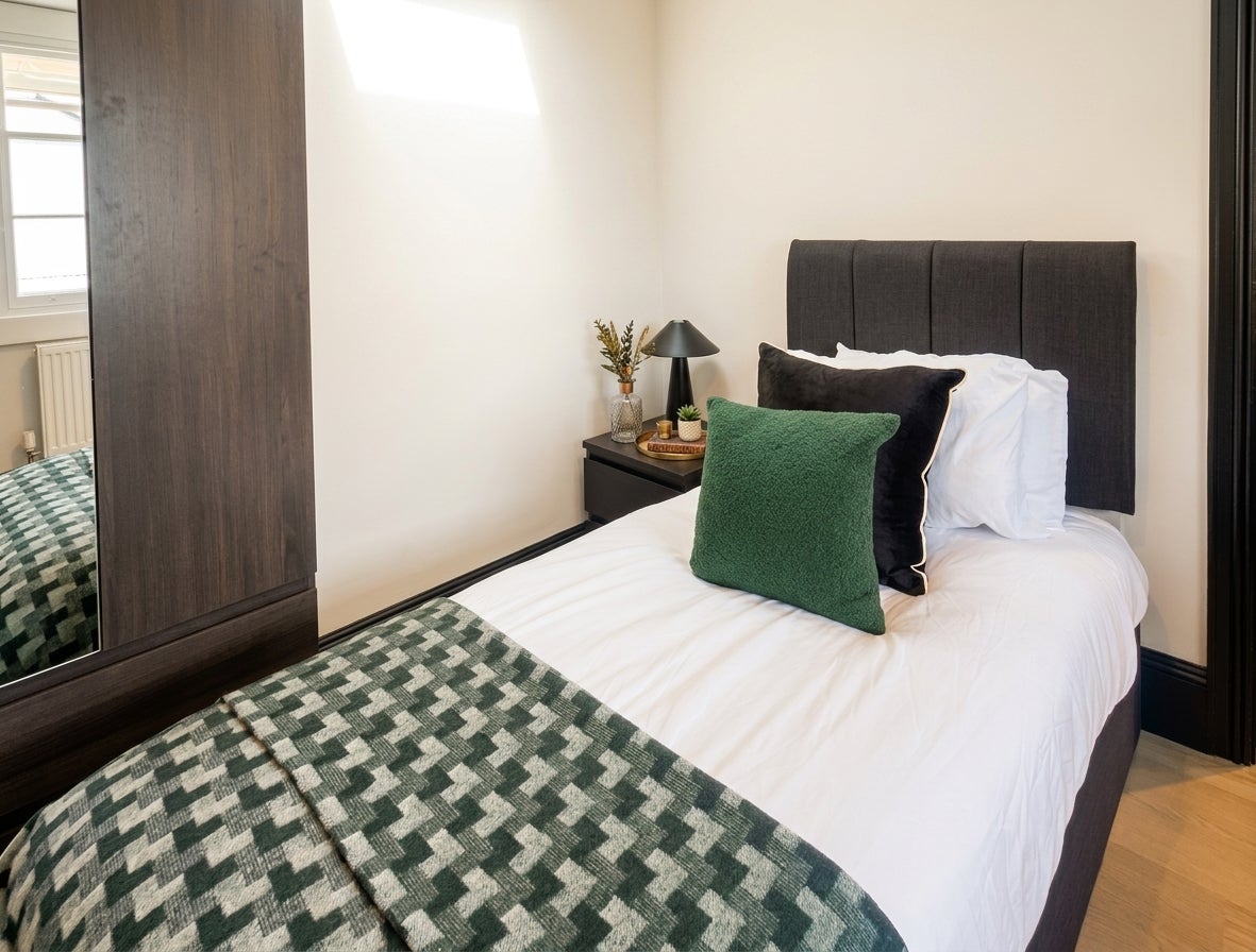 Room Oxford Street in Gloucester