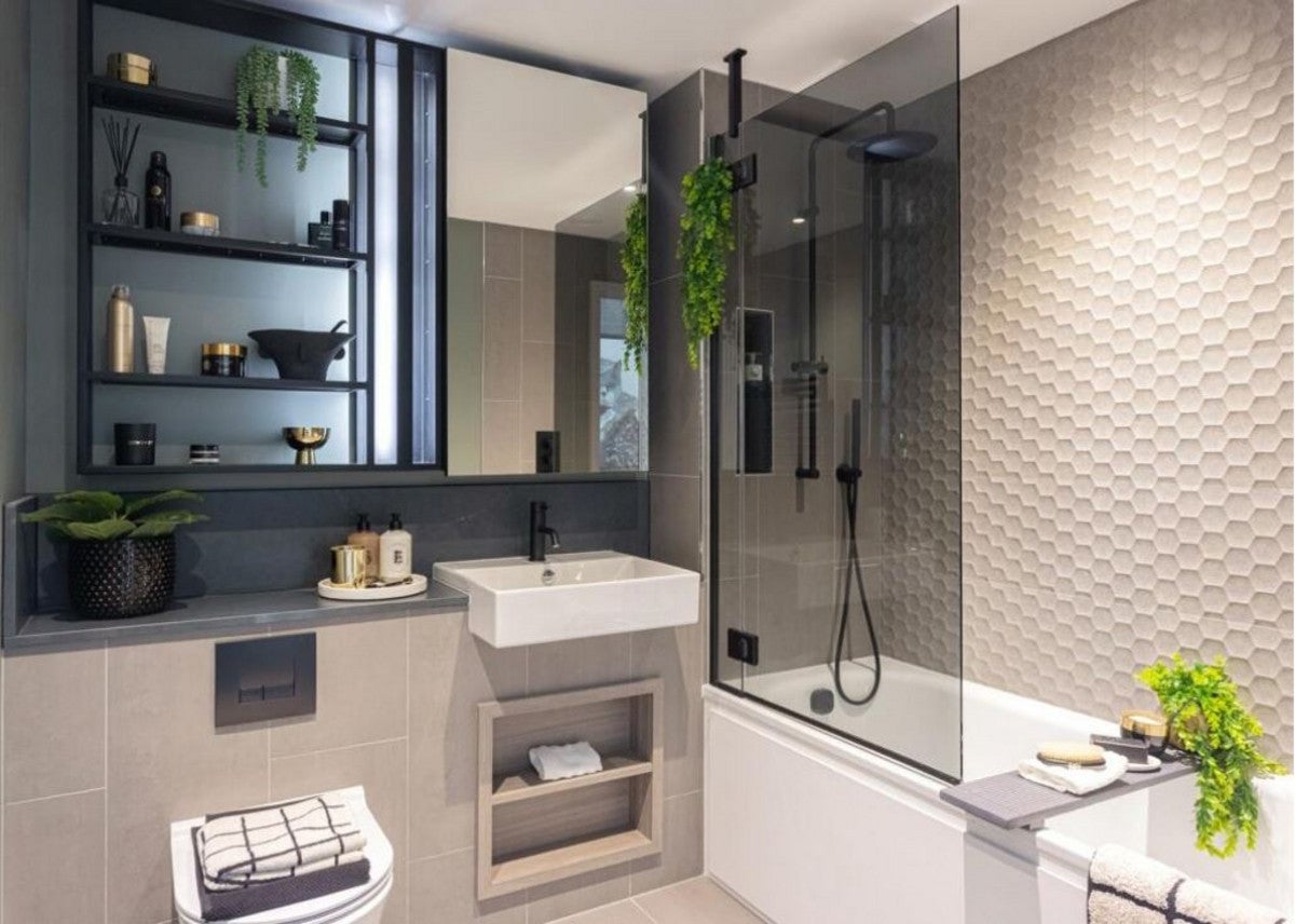 Flat Plowden Road in Greater London