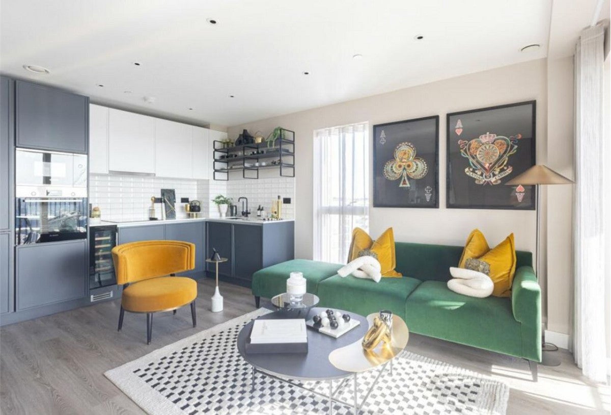 Flat Plowden Road in Greater London