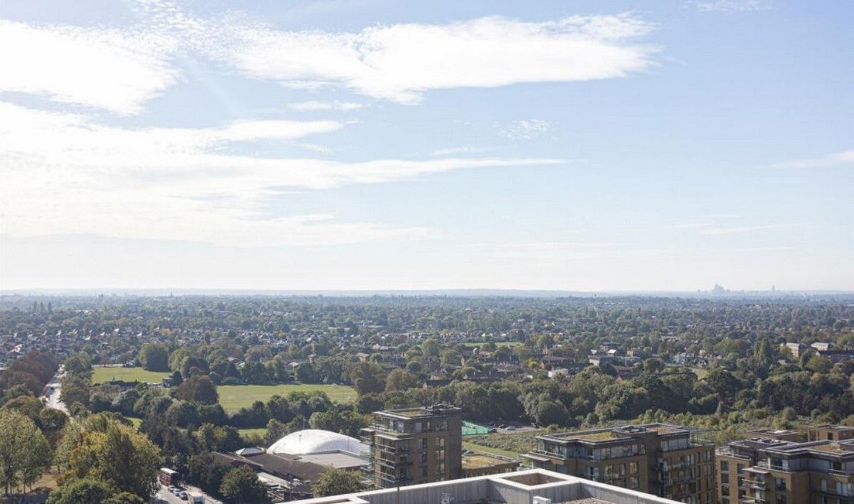 Flat Plowden Road in Greater London