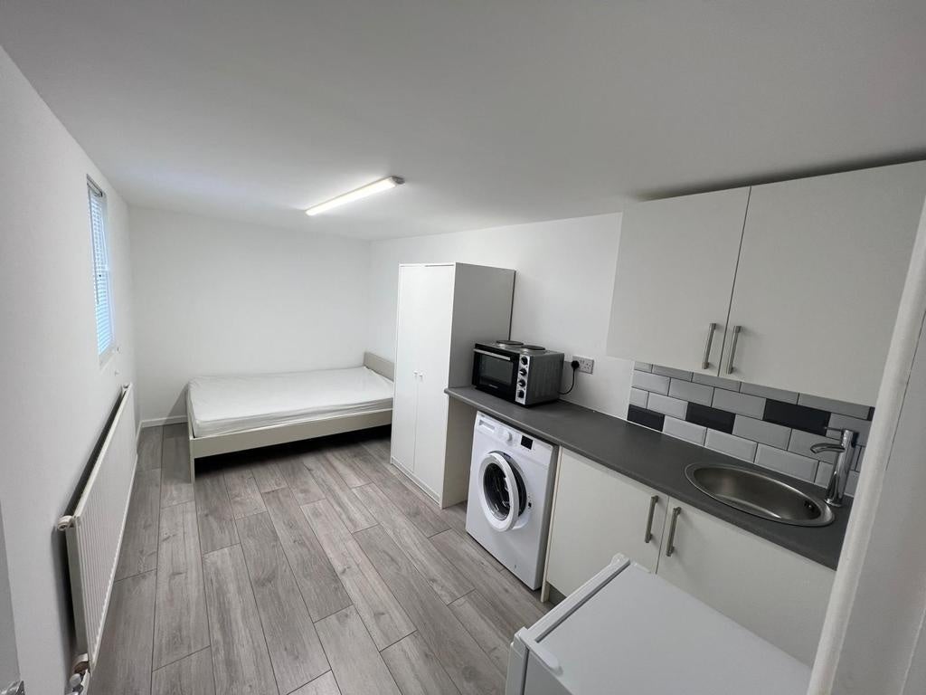 Flat Meadow Close in London