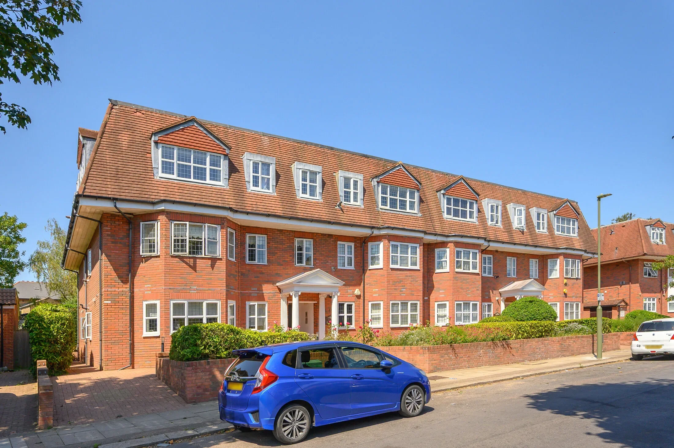 Flat Neeld Crescent in Greater London