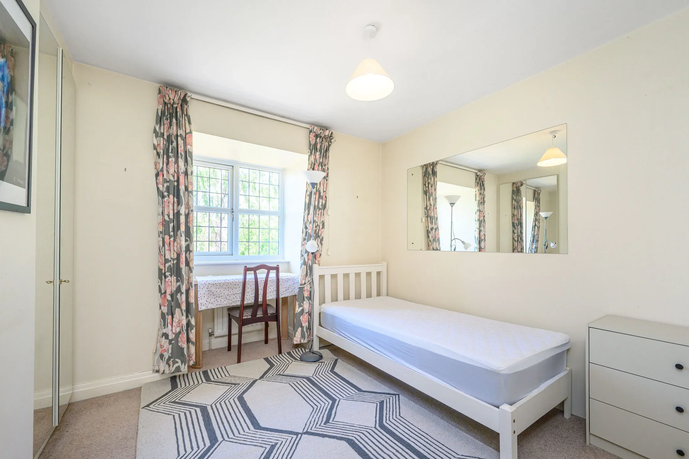 Flat Neeld Crescent in Greater London