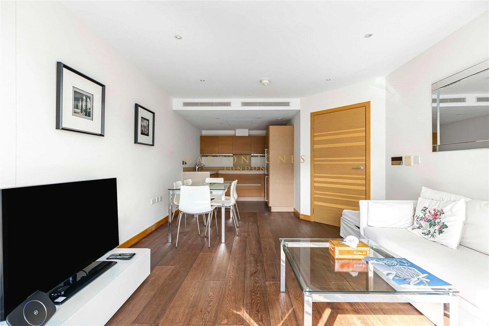 Flat Queenstown Road in Greater London