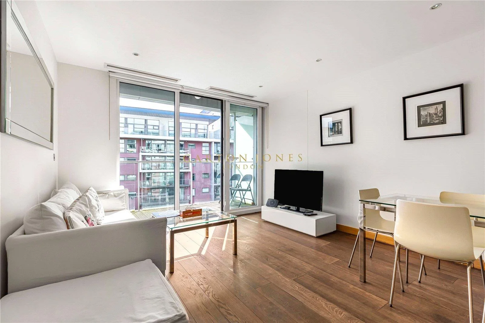 Flat Queenstown Road in Greater London