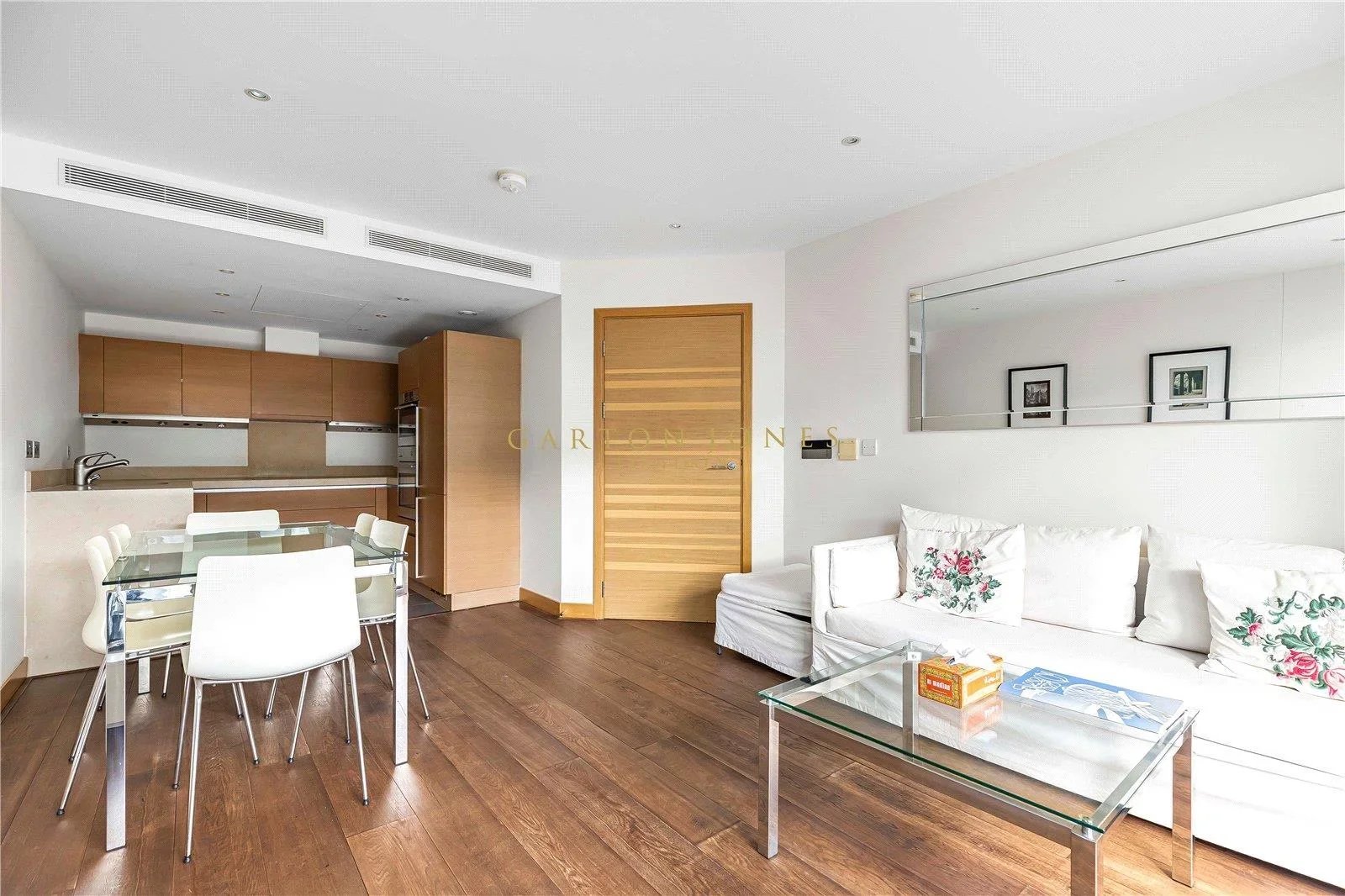 Flat Queenstown Road in Greater London