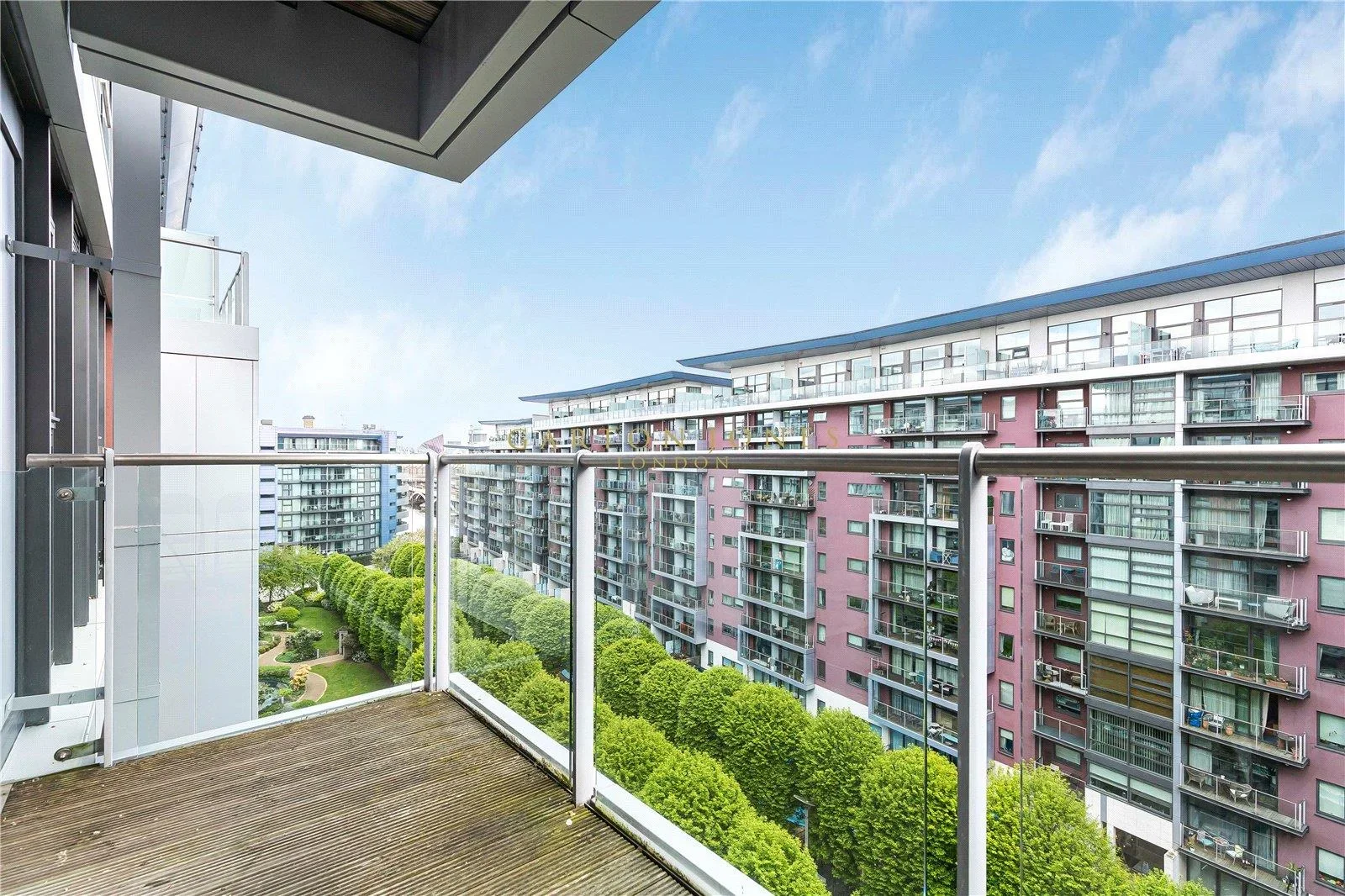 Flat Queenstown Road in Greater London