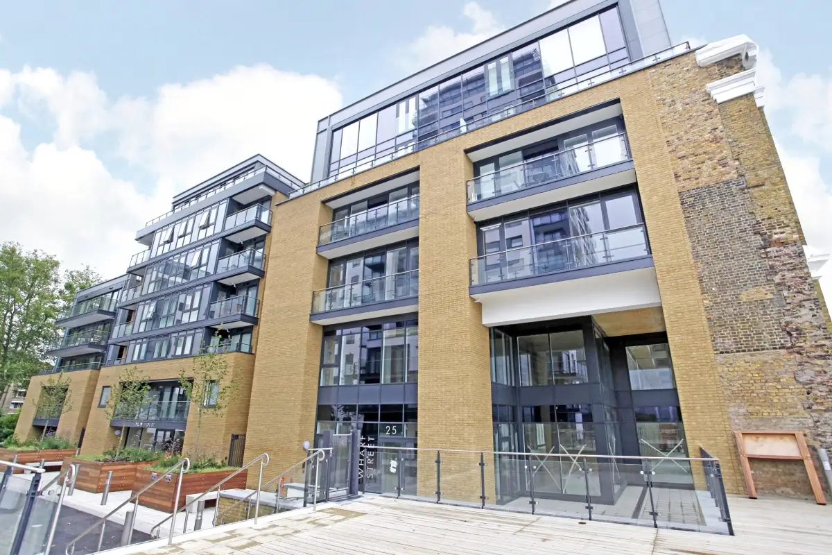 Flat Wharf Street in Greater London
