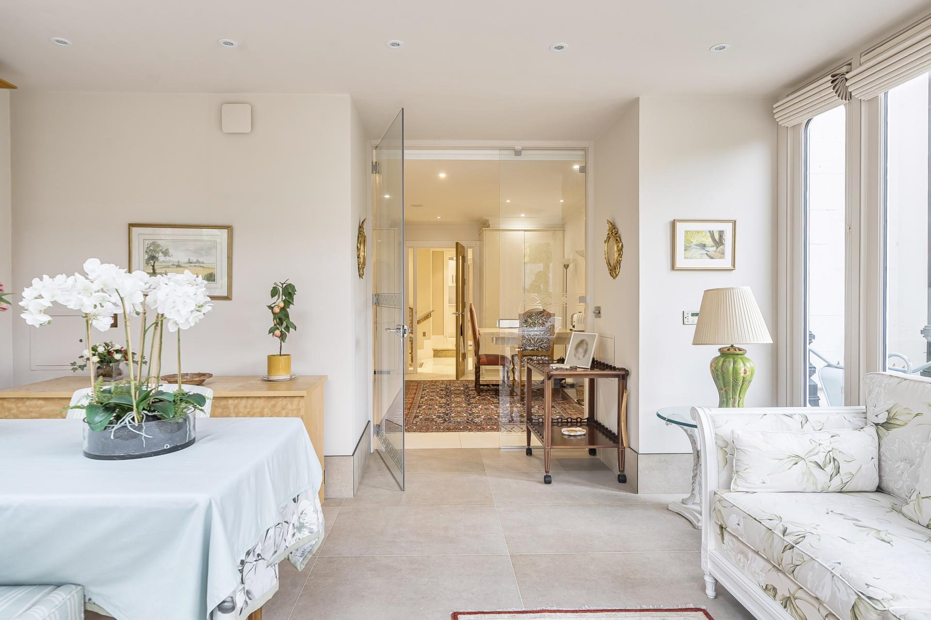 Flat The Chipping in Kingswood