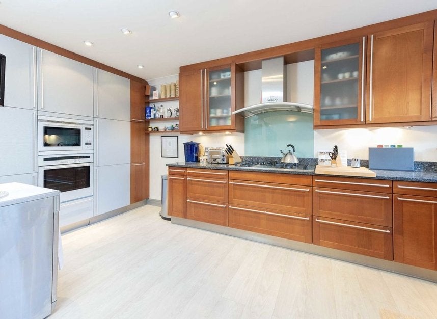 House Malthouse Drive in Greater London