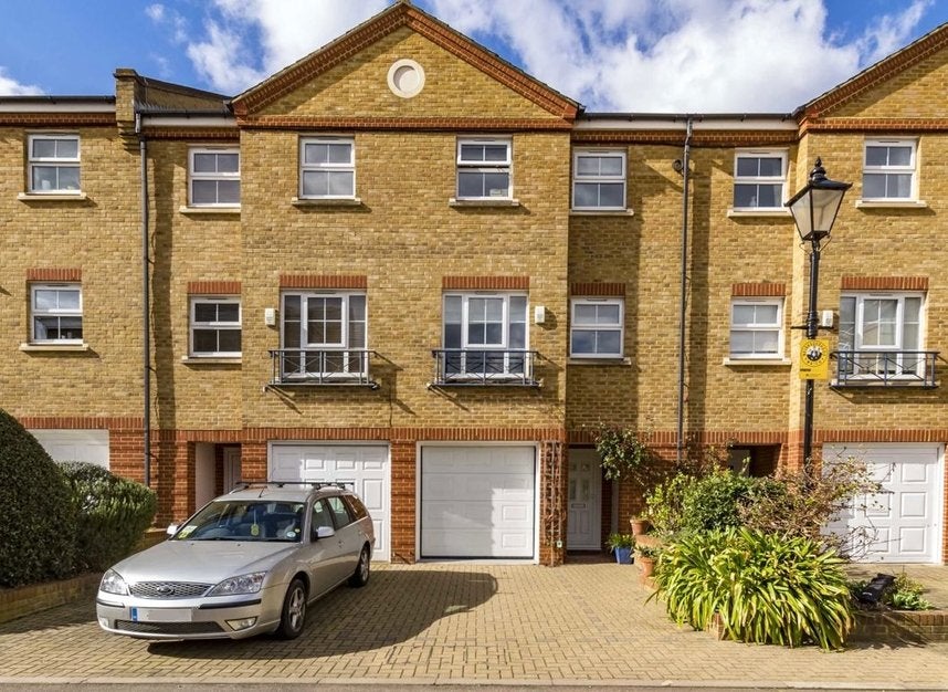 House Malthouse Drive in Greater London
