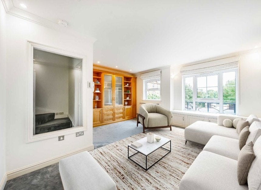 House Malthouse Drive in Greater London