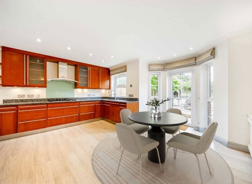 House Malthouse Drive in Greater London