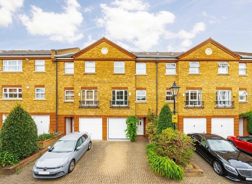 House Malthouse Drive in Greater London