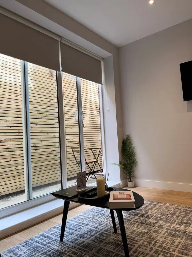 Flat Woodlands Close in Greater London