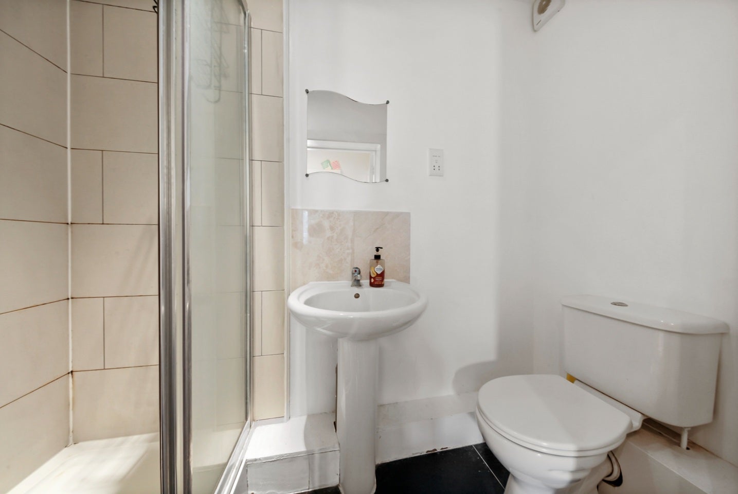 Flat Cephas Avenue in Greater London