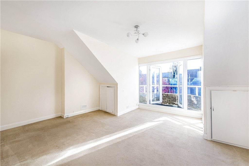 Flat Romola Road in Greater London