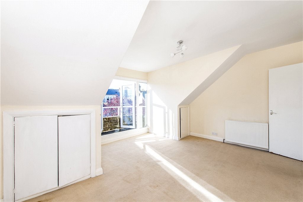 Flat Romola Road in Greater London